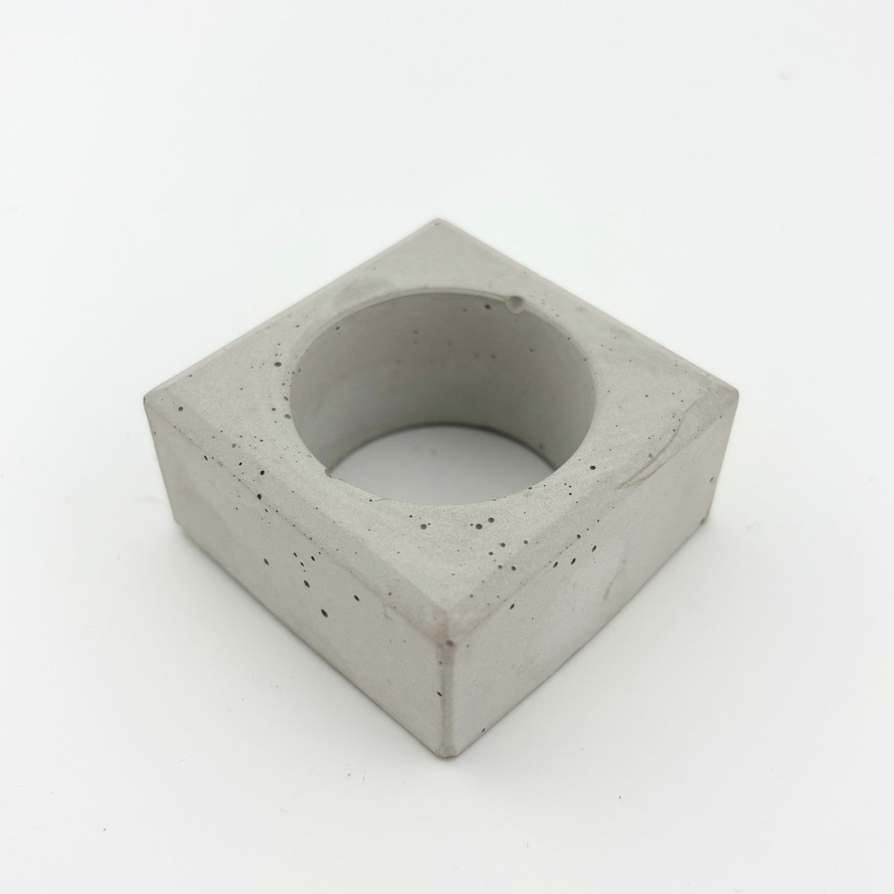 Čtvercový kroužek na ubrousky v minimalistickém stylu