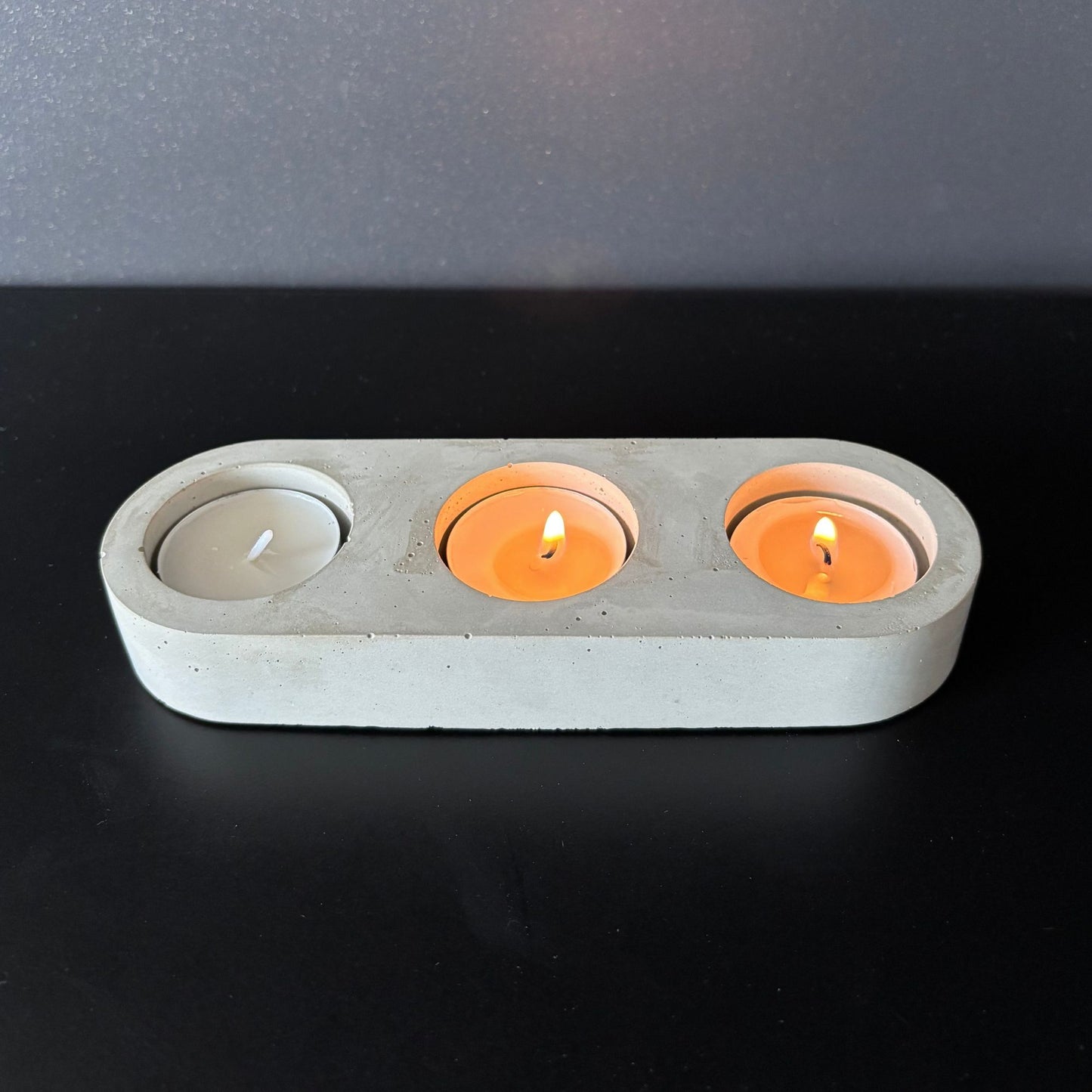 LUMA TRIO – minimalistický betonový svícen pro tři svíčky