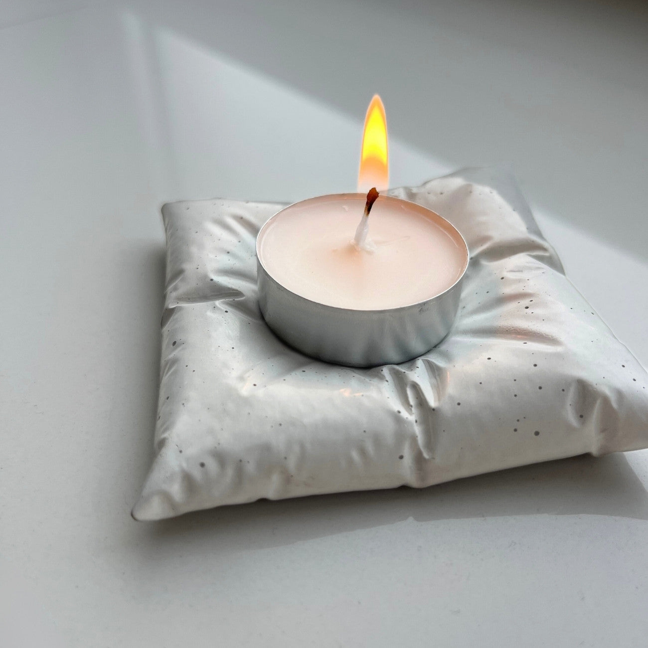 Betonová základna pro svíčku s minimalistickým vzhledem