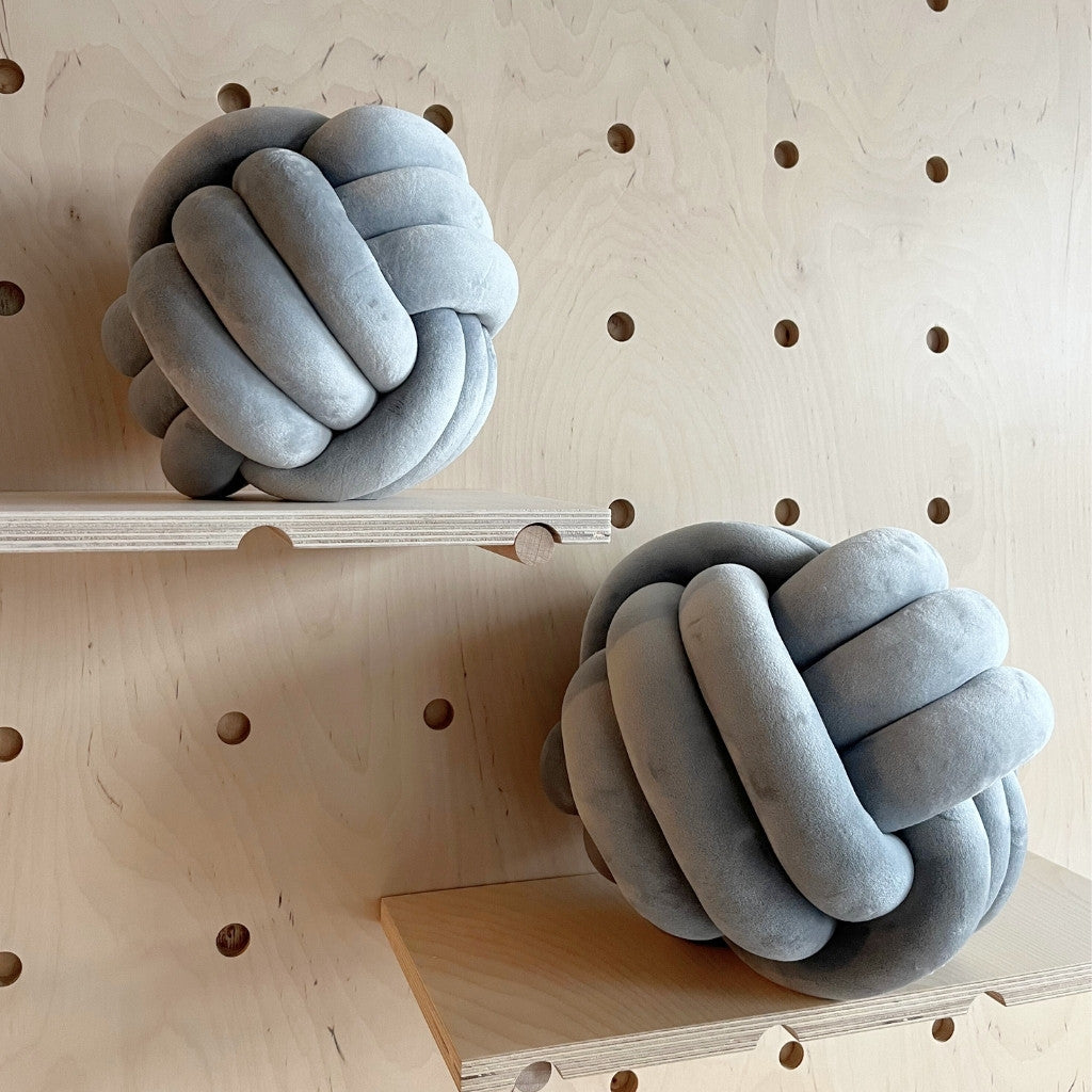 Designový uzlový polštář v šedém odstínu