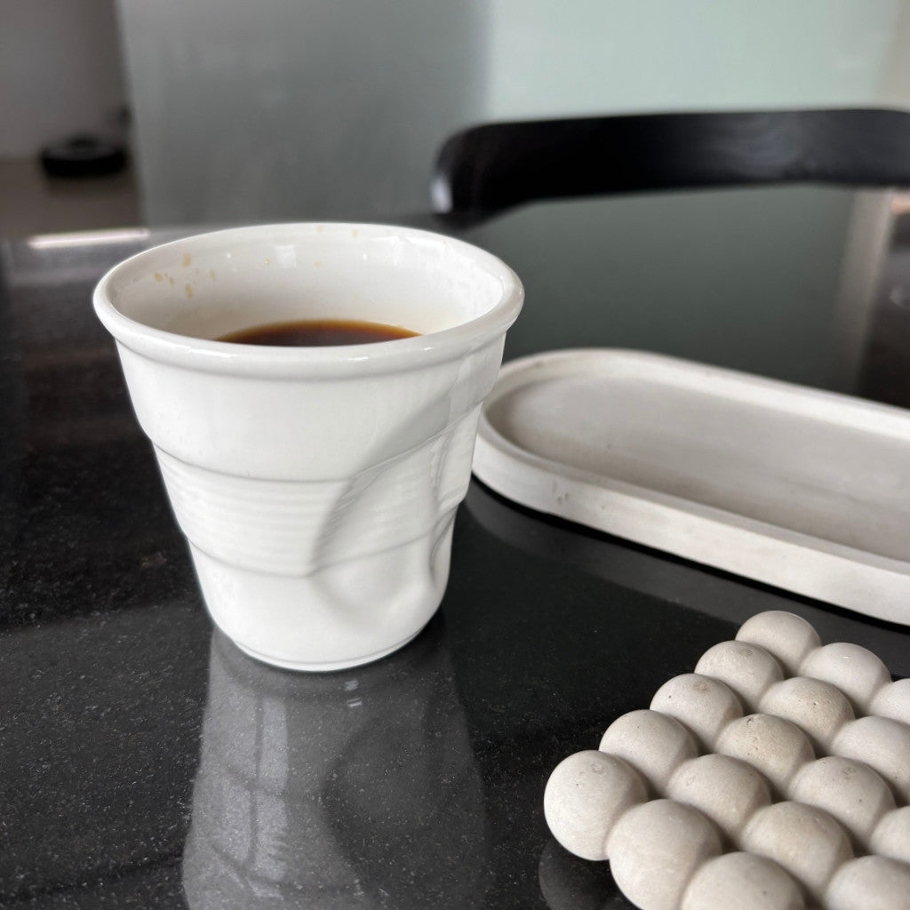 Hrnek na cappuccino ve stylu plastového kelímku