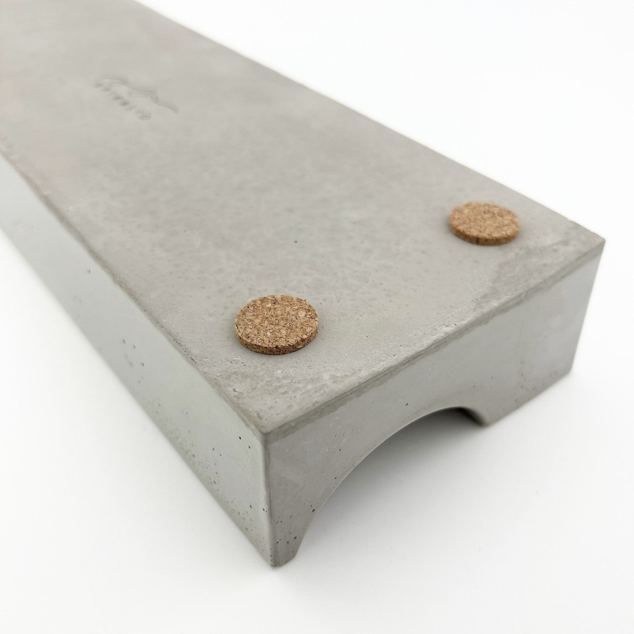 Detail betonové dekorace s korkovými podložkami