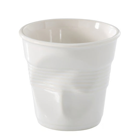 Porcelánový hrnek ve tvaru mačkaného kelímku